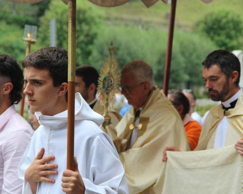 2025.08.22-Lourdes-processionEucharistique 17