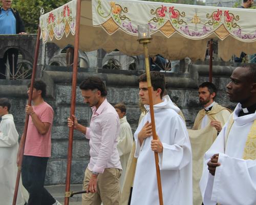 2025.08.22-Lourdes-processionEucharistique 20