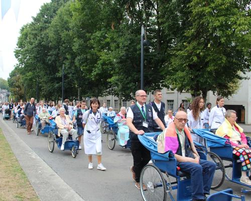 2025.08.22-Lourdes-processionEucharistique 23