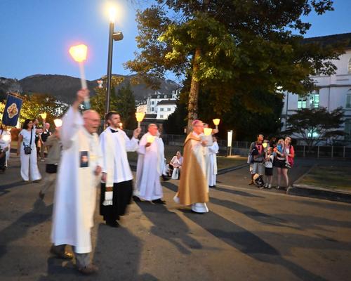2025.08.23-Lourdes-ProcessionFlambeaux 12