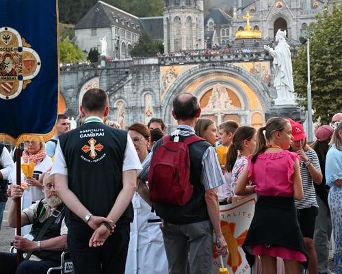 2025.08.23-Lourdes-processionFlambeaux