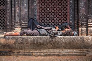homme gisant dans la rue  ha11ok de Pixabay