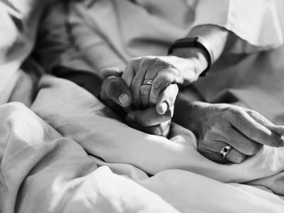 gros-plan-couple-tenue-mains