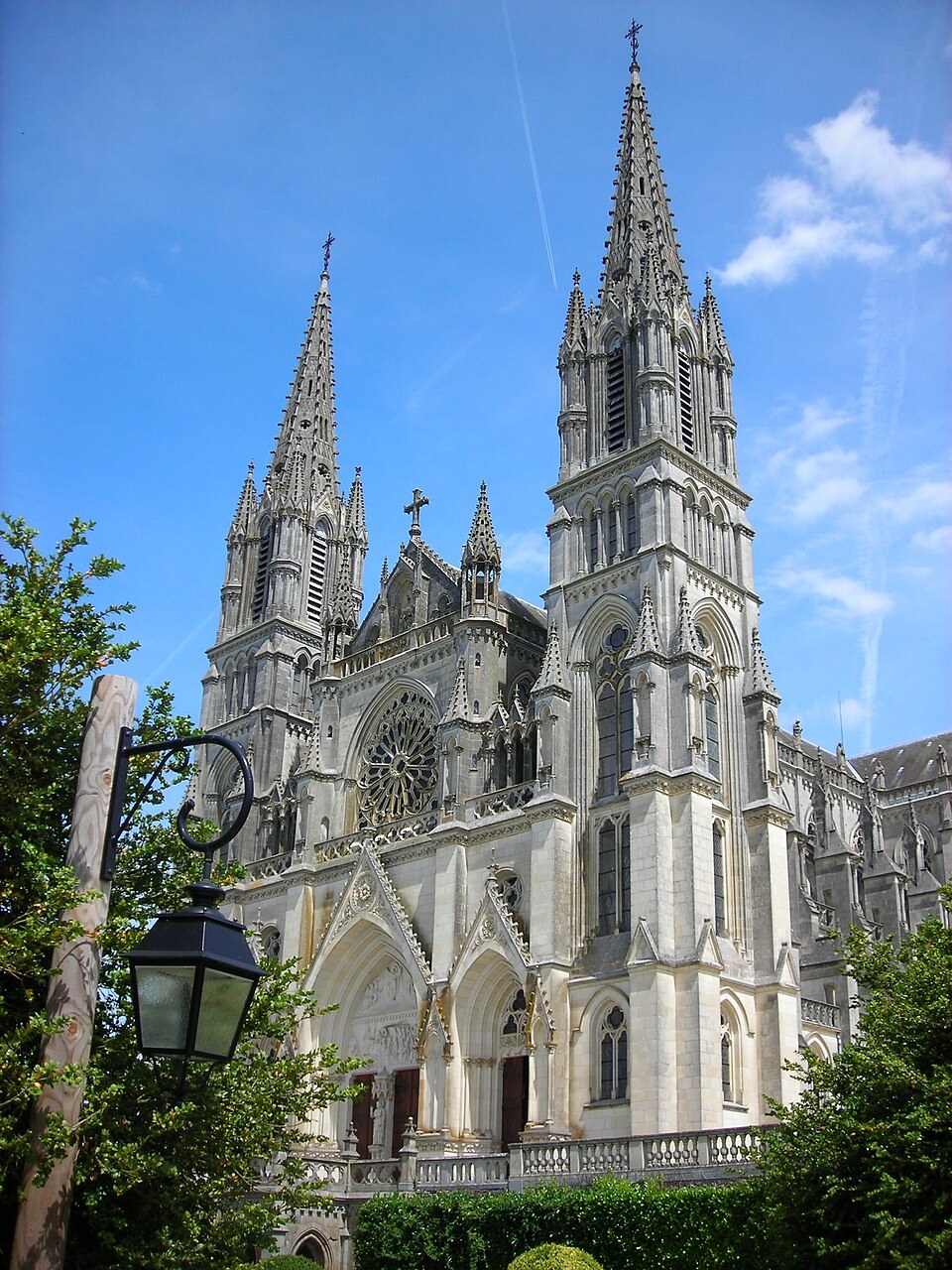 Basilique_Notre-Dame_de_Montligeon_Orne_01
