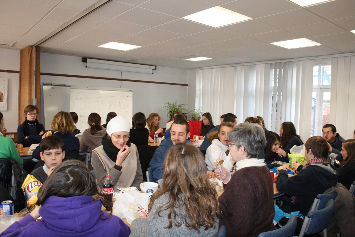 Repas avec les jeunes et les 6ème (7)