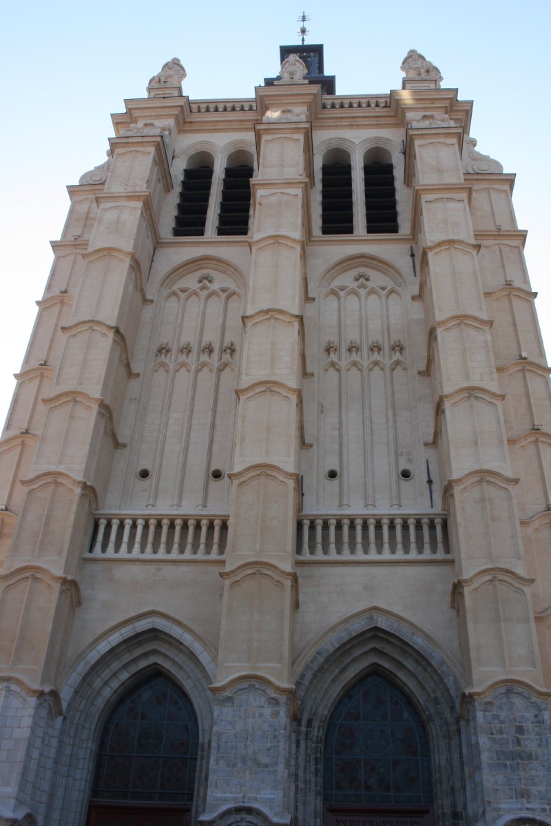La tour de la collégiale St-Pierre