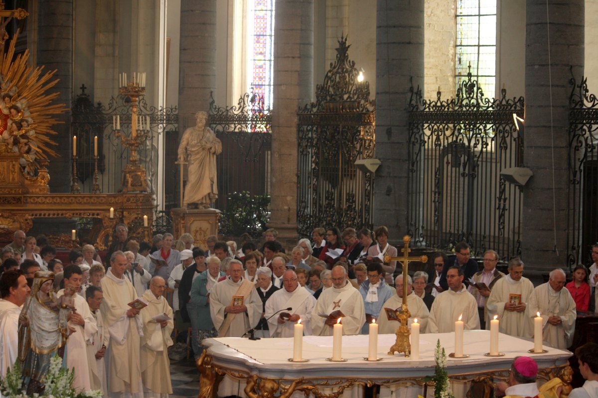 Prêtres et diacres autour de l'autel (1)