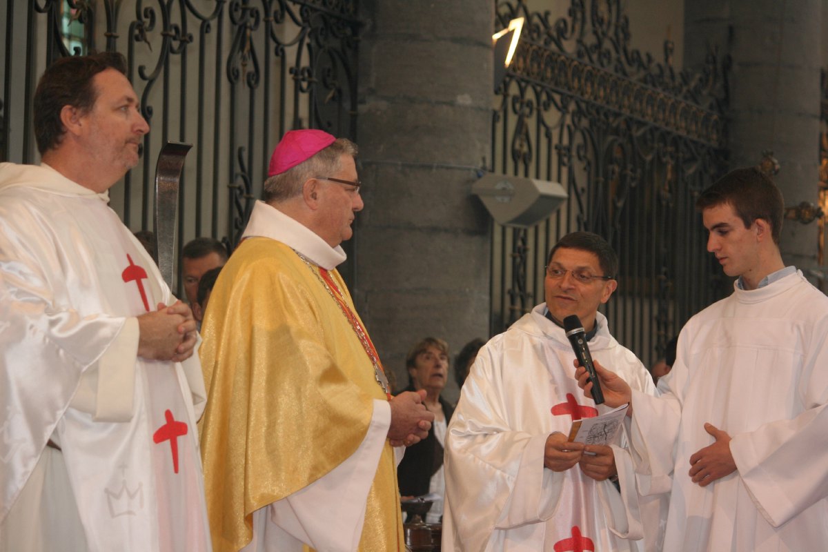 Le Père Bernard DESCARPENTRIES accueille Mgr Gérard COLICHE