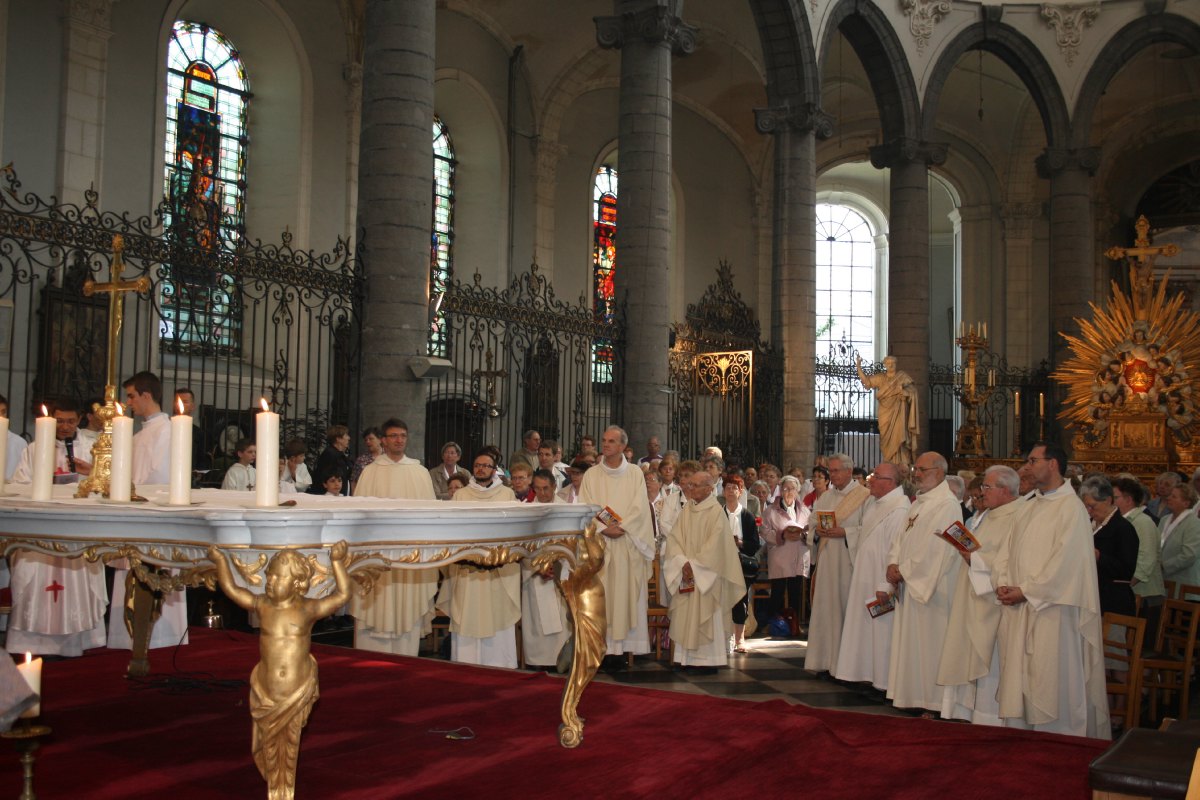 Prêtres et diacres autour de l'autel (2)