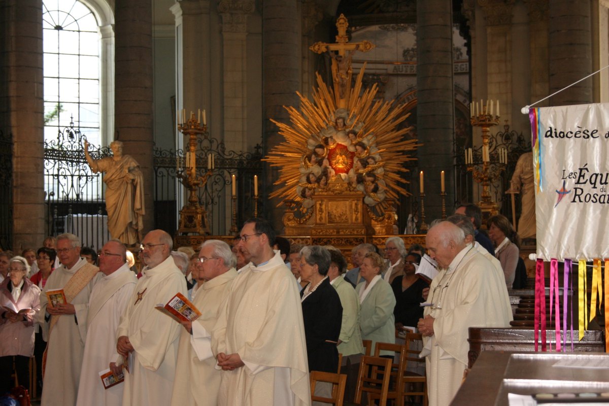 Prêtres et diacres autour de l'autel (3)
