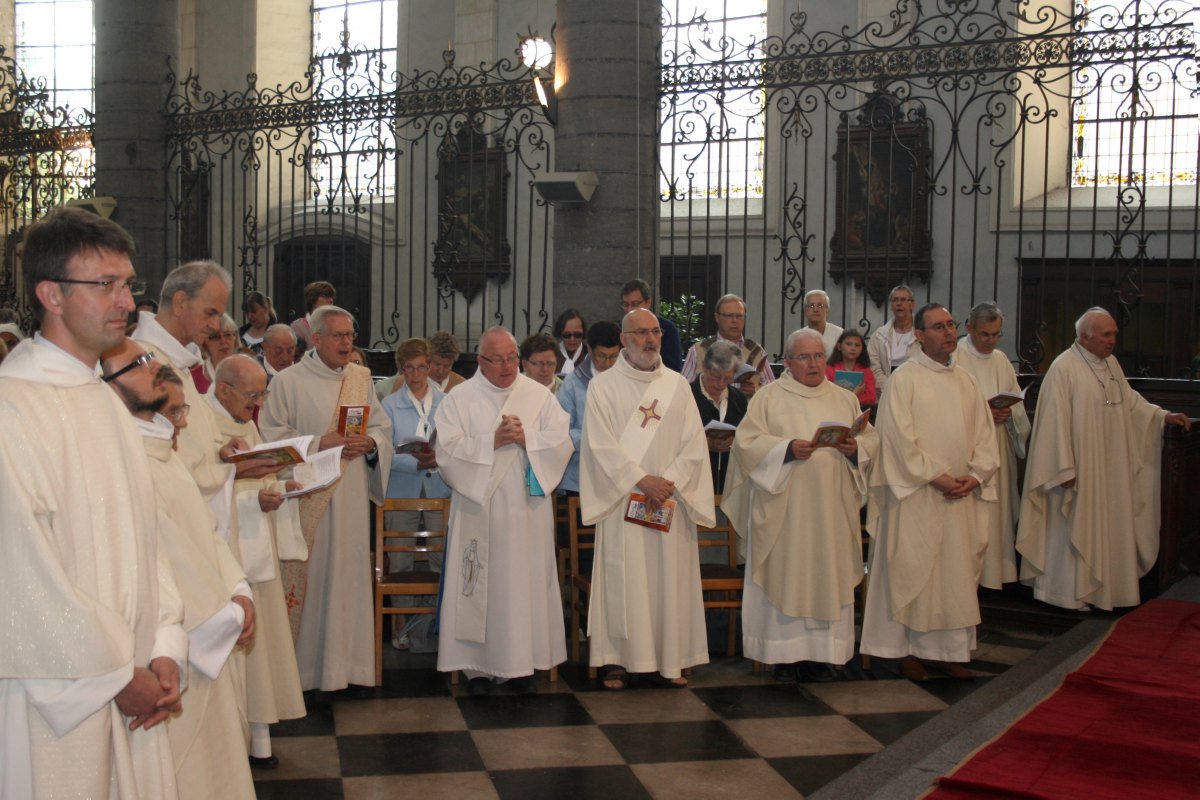Prêtres et diacres autour de l'autel (4)