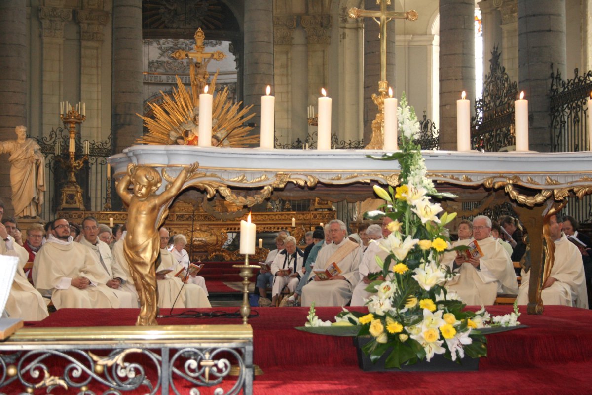 Prêtres et diacres autour de l'autel (5)