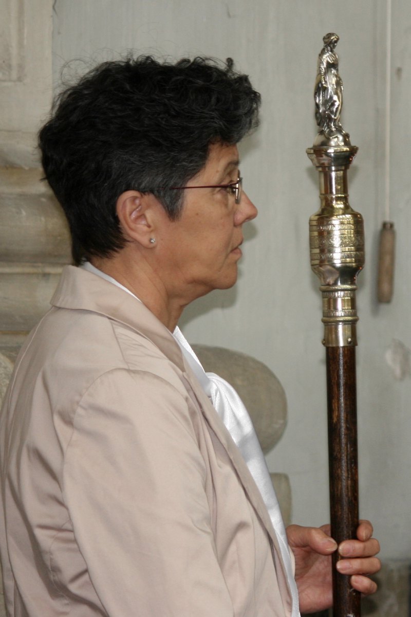 Anne-Marie NAS porte de bâton de la Confrérie du St Sacrement