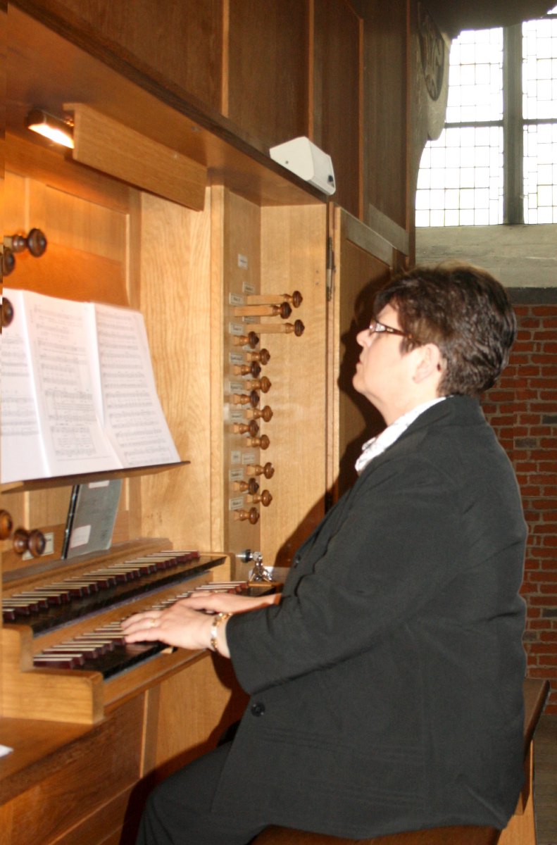 Thérèse AUBRUN à l'orgue