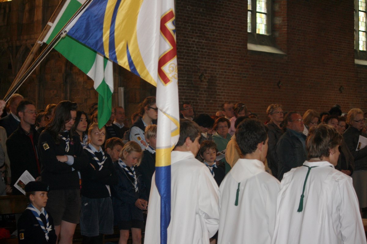 Les étendards saluent le St Sacrement