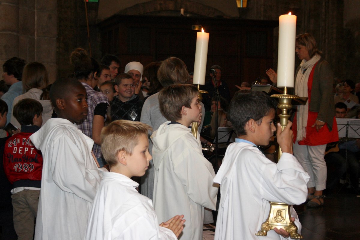 Les céroféraires accompagnent La communion