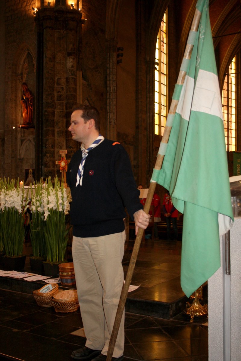 La communion (3) - Philippe MARTY chef du groupe St Georges de Douai, porte le drapeau des SUF