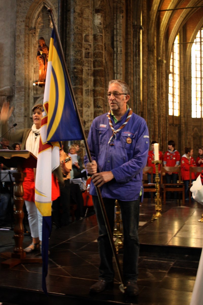 La communion (4) - Denis WIART, chef adjoint du groupe Ste Thérèse de Douai, porte le drapeau des SGDF