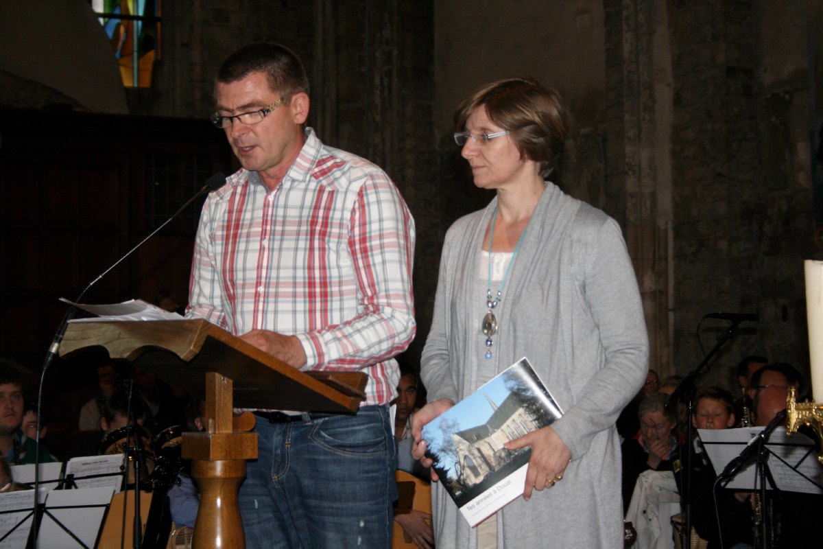 Eric DANNEELS et Isabelle DE CHABOT, pour l'équipe d'animation liturgique, remercient le Père José...