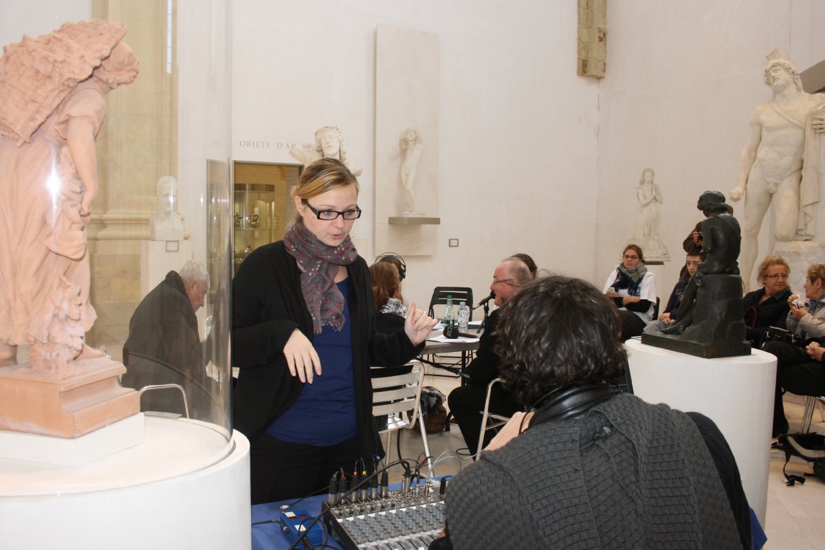 Pendant la diffusion d'un reportage, Florence Gault s'entretient avec le technicien (de dos)