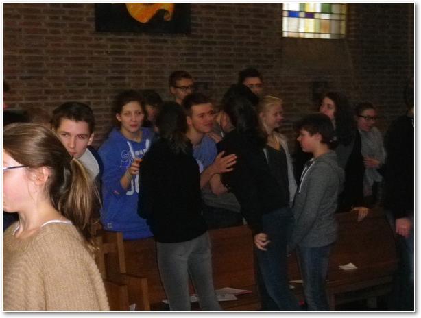 122- Les jeunes se donnent la paix du Christ