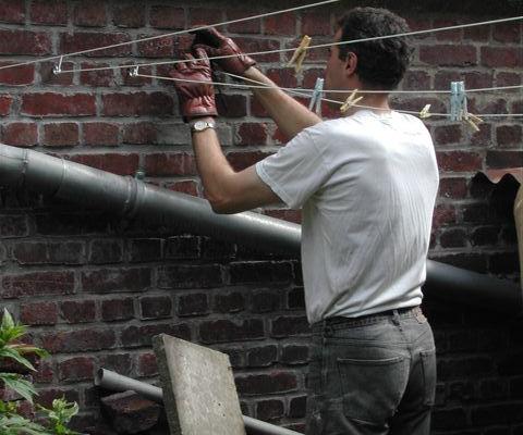 demontage des fil a linge pour passer la cuve!!!