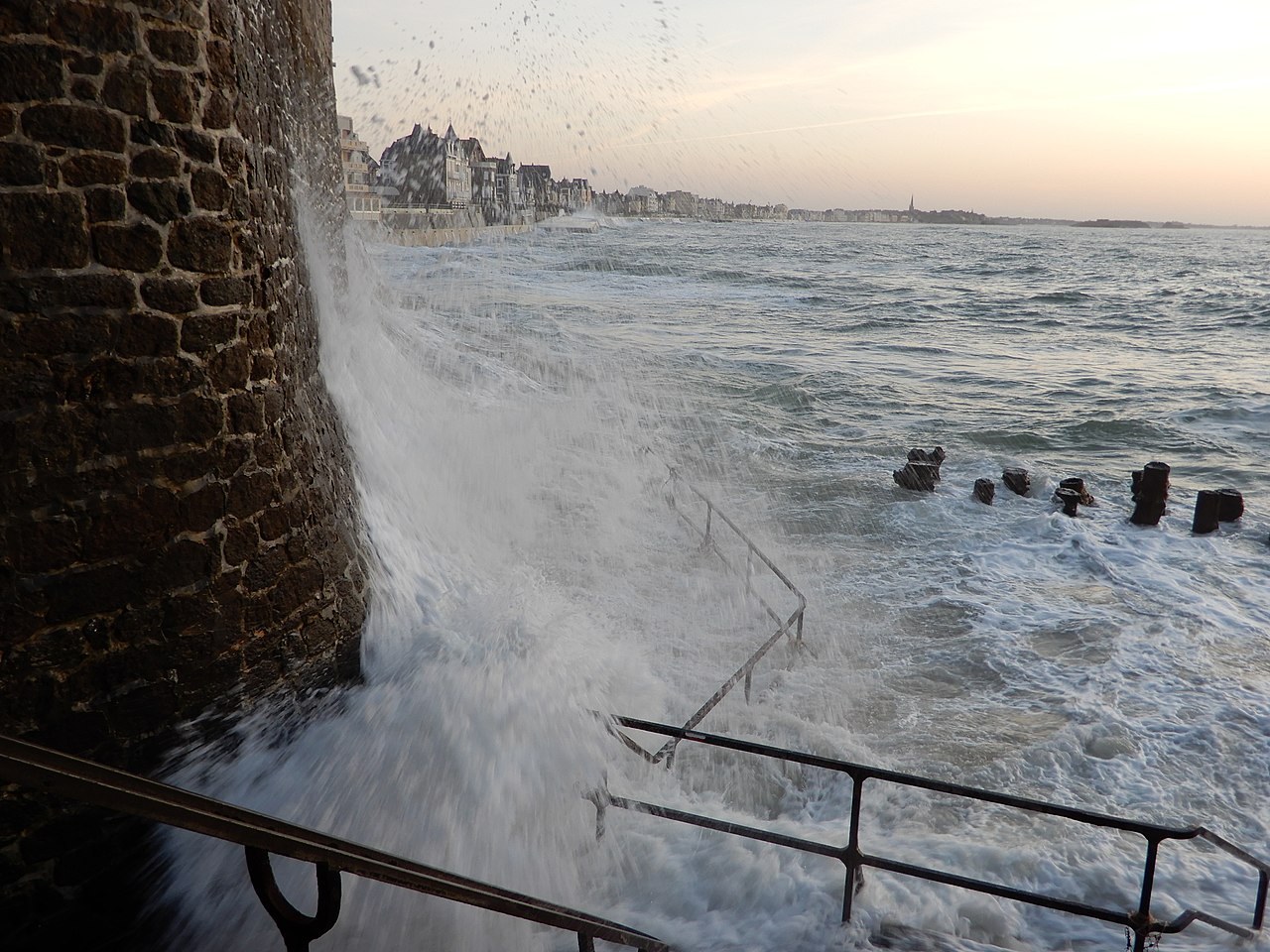 1280px-St_Malo_-_Grande_maree_sur_le_Sillon_en_avr