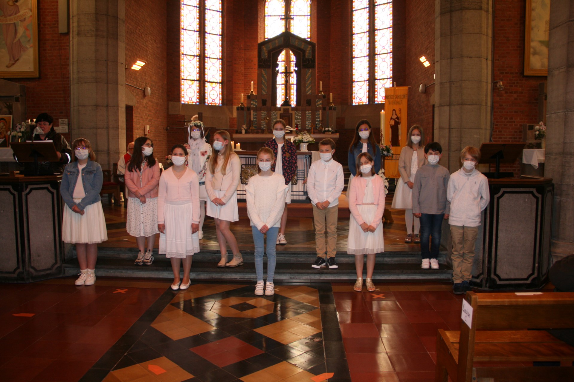 13 jeunes ont fait leur premiere Communion. Une be