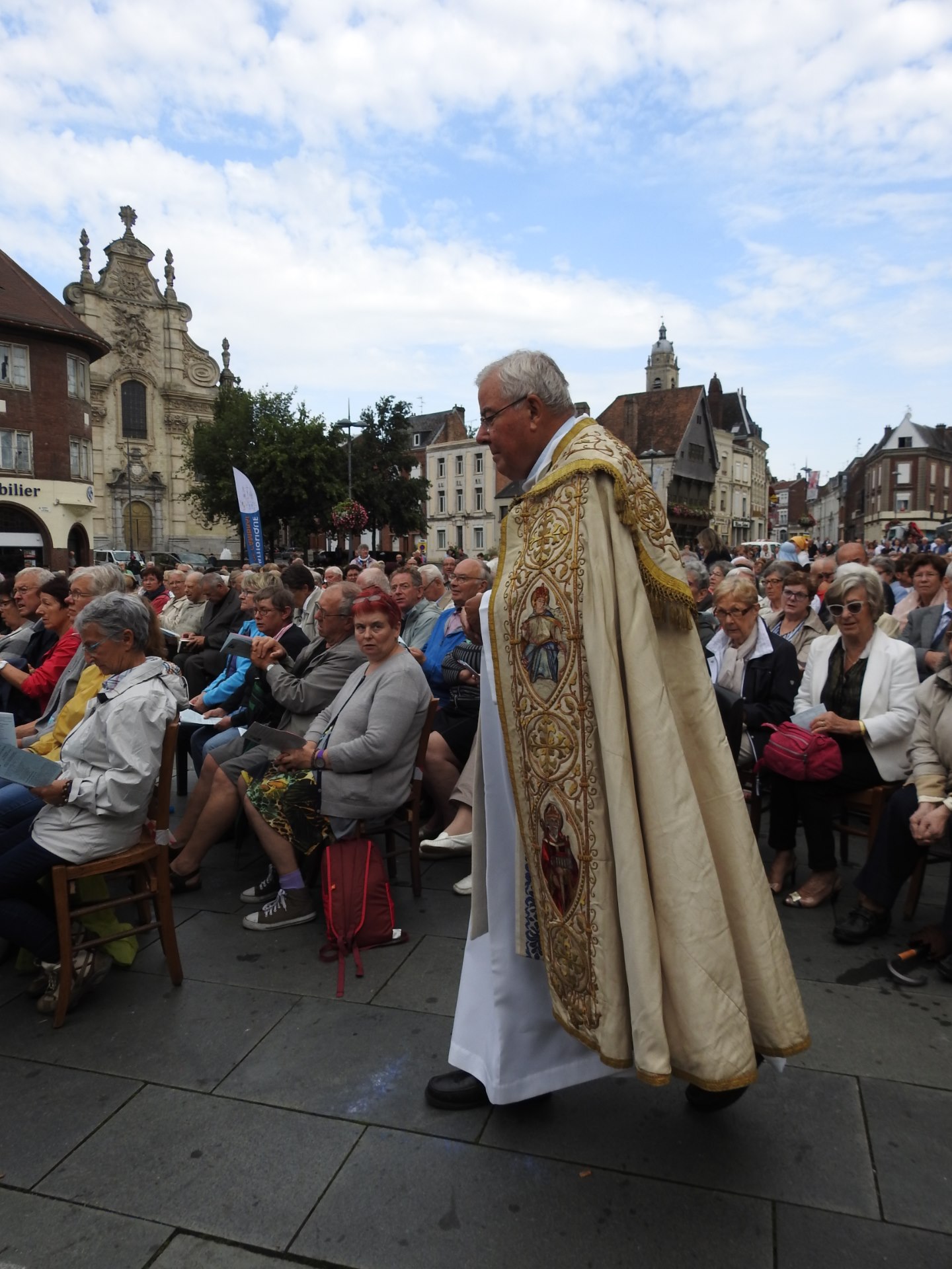 Mgr a revêtu la chape de procession