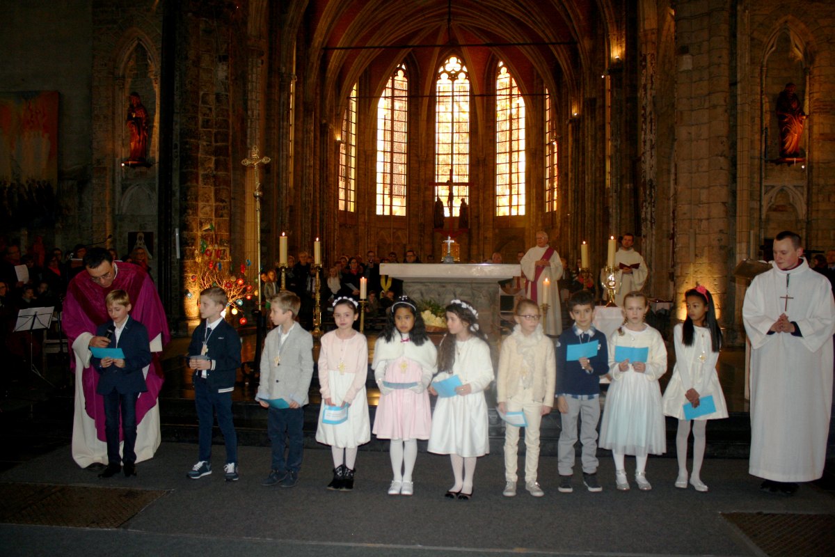 1603_1ères communions (Ecole St-Jean) 25