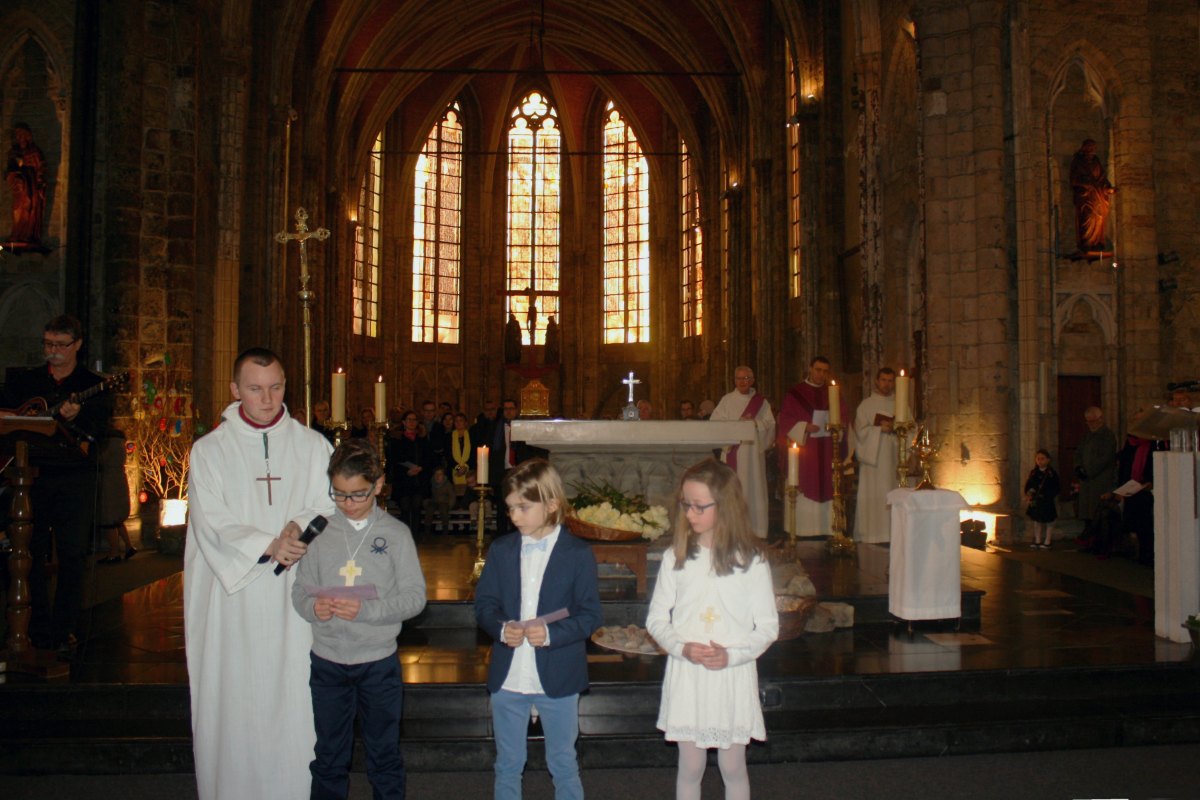 1603_1ères communions (Ecole St-Jean) 34