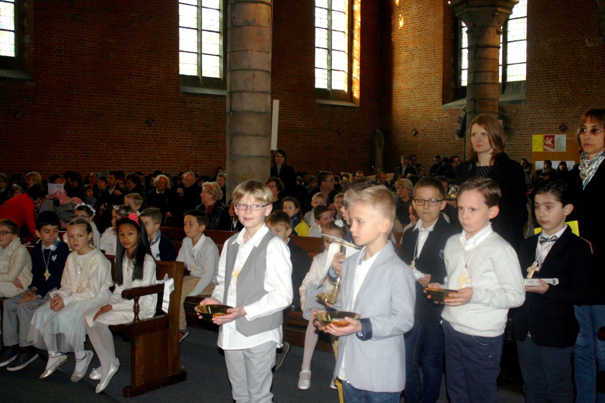 1603_1ères communions (Ecole St-Jean) 60