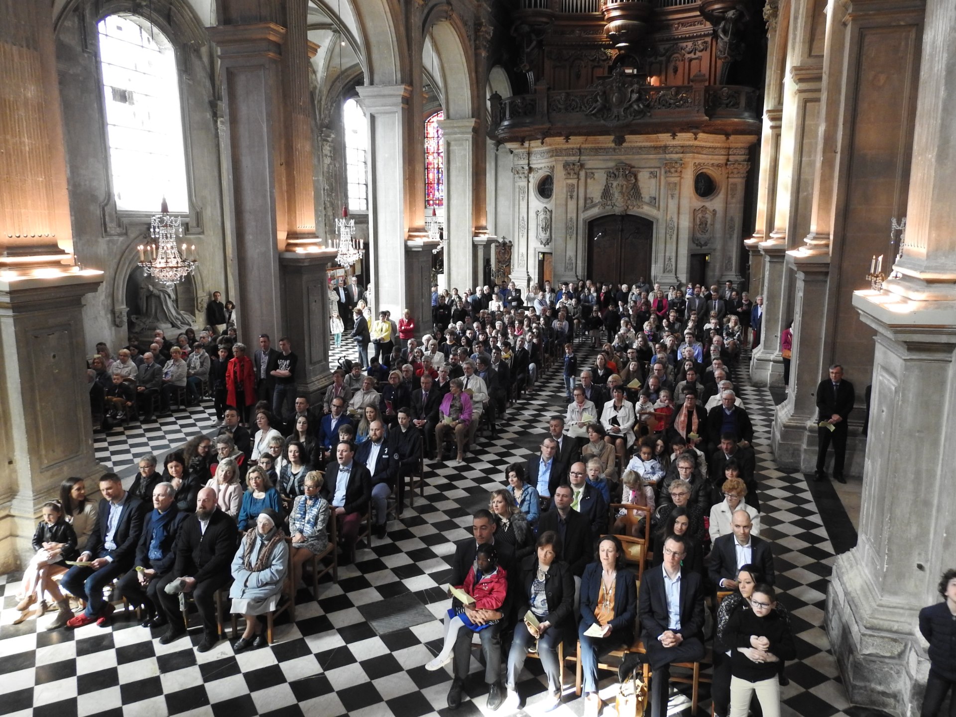 1eres communions 2018 cathedrale (100)