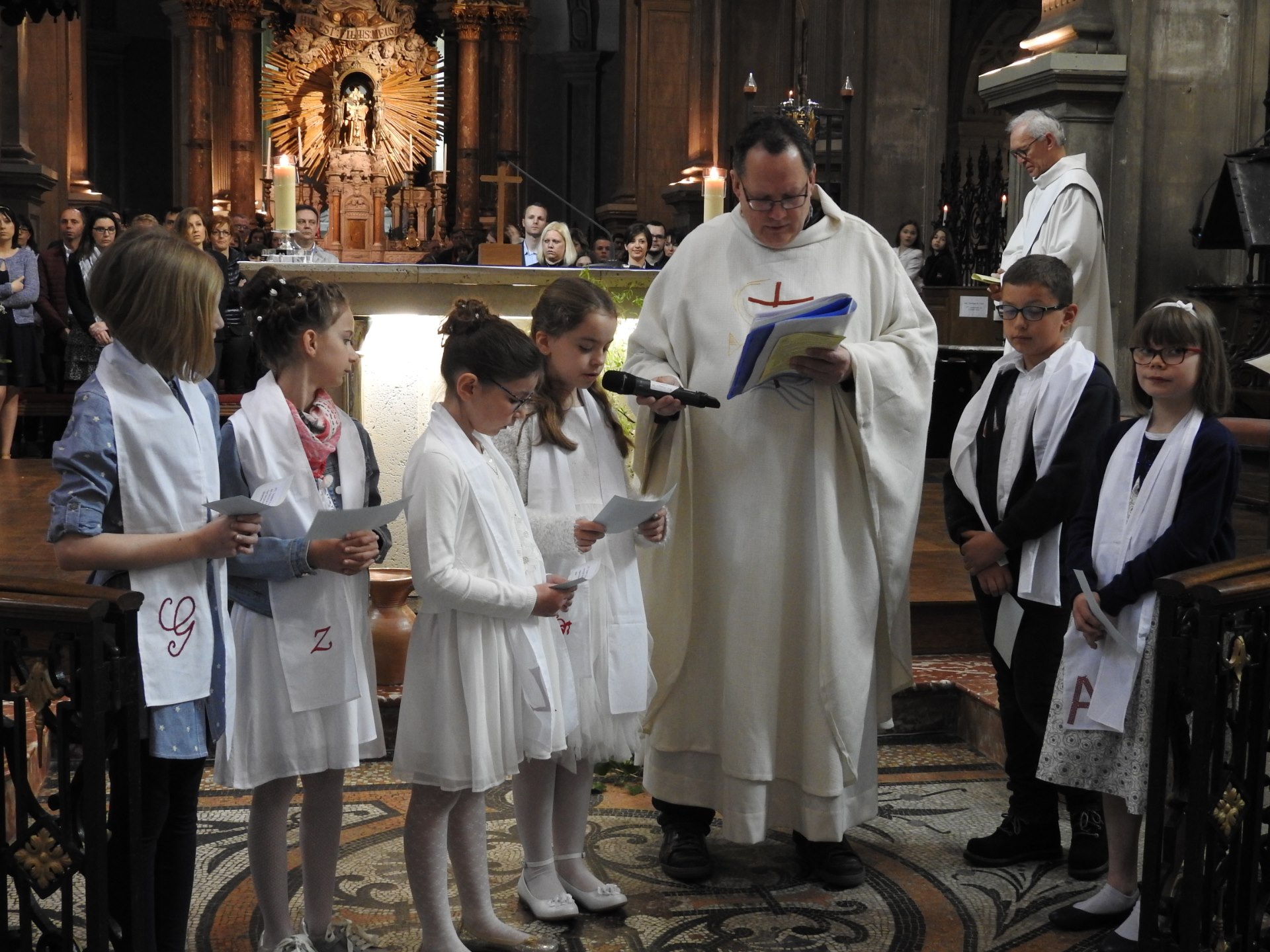 1eres communions 2018 cathedrale (107)