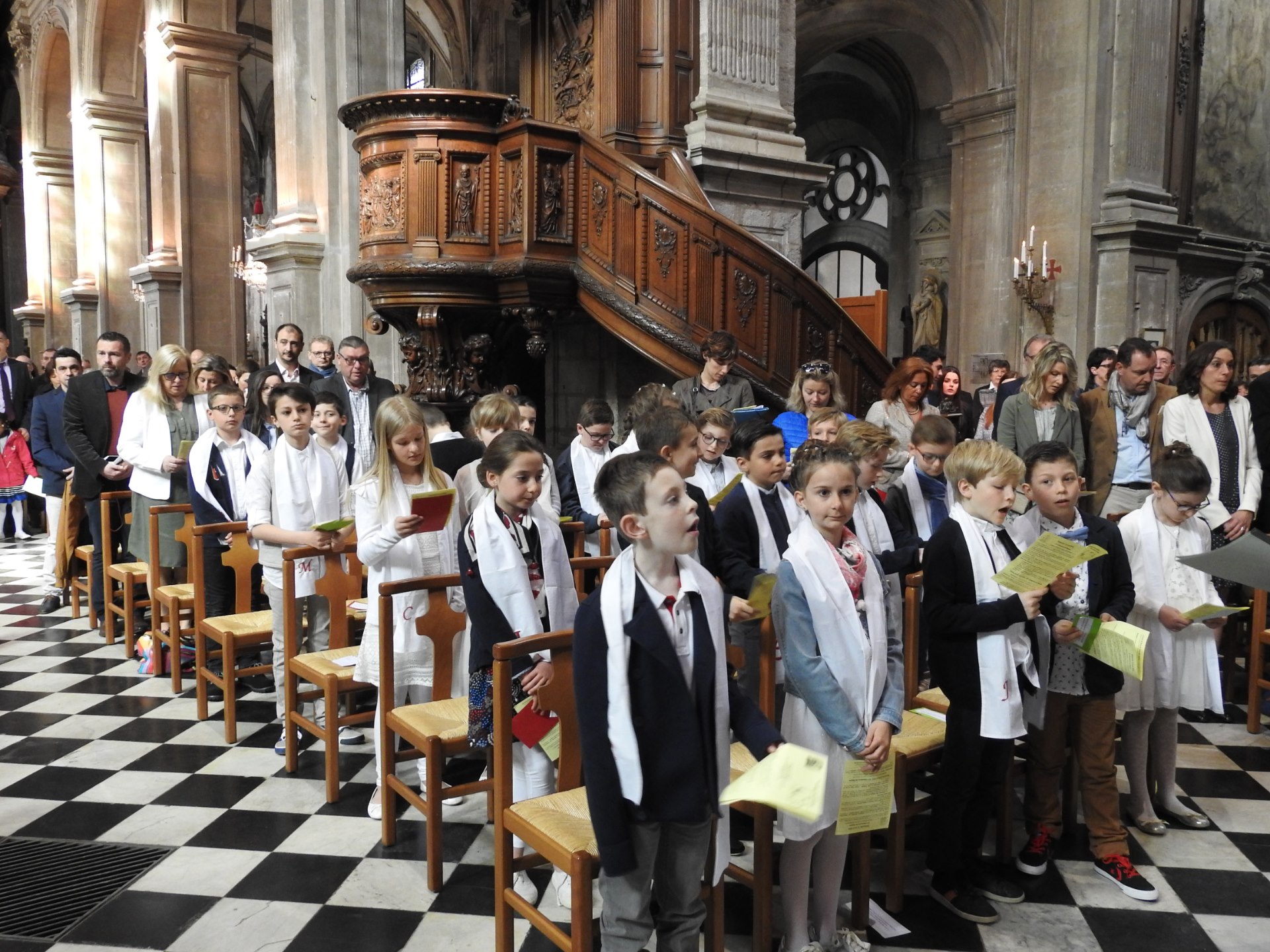 1eres communions 2018 cathedrale (110)