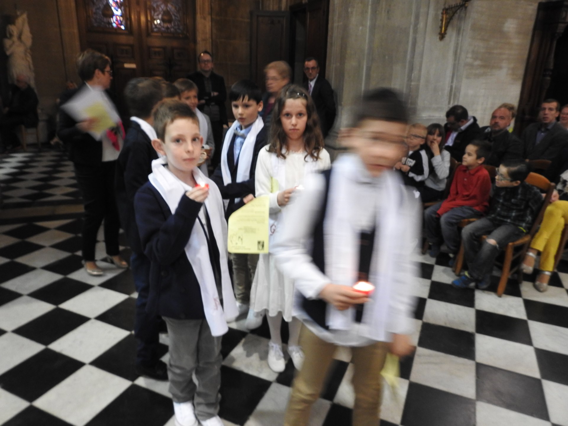 1eres communions 2018 cathedrale (159)