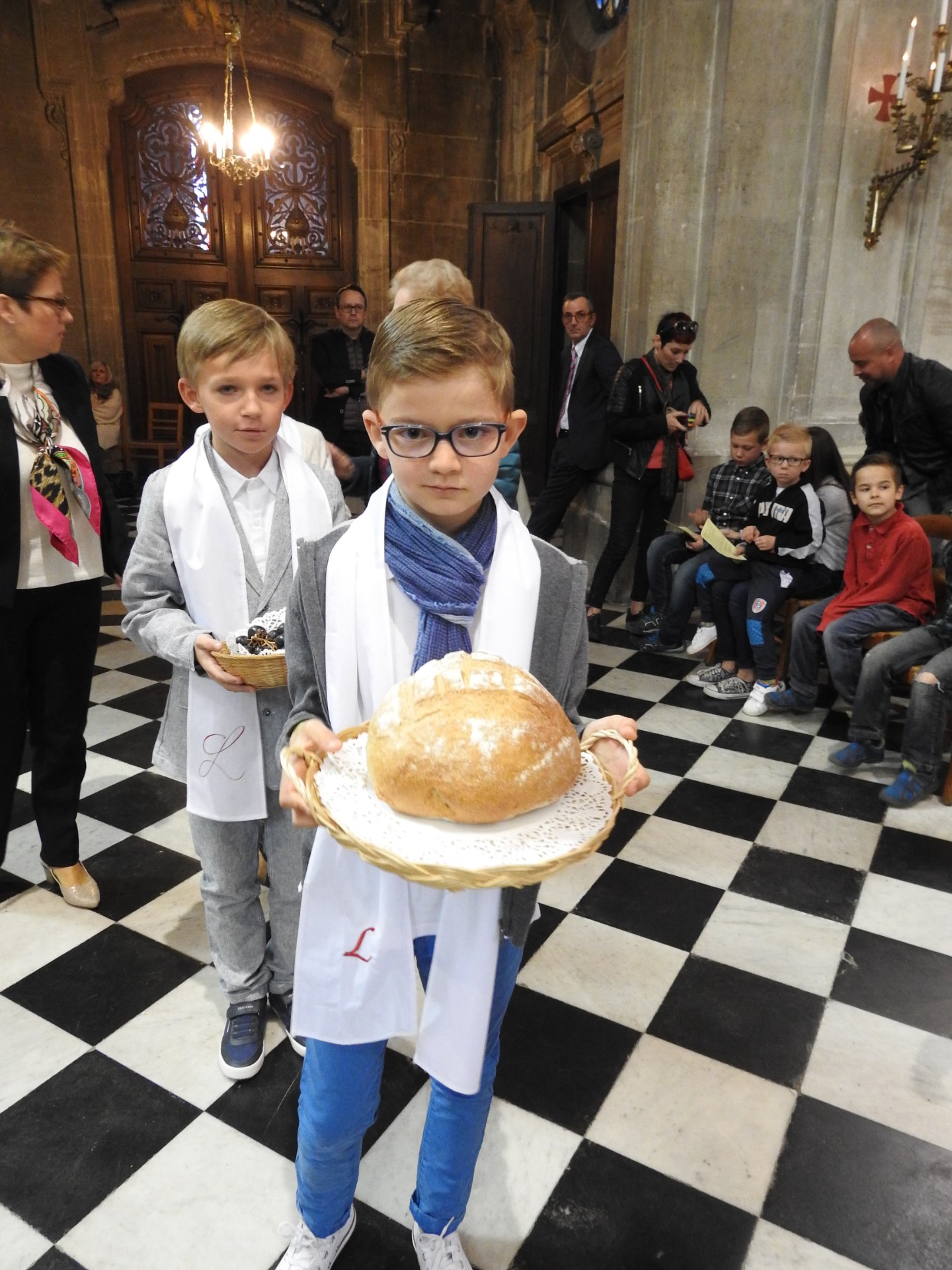1eres communions 2018 cathedrale (161)