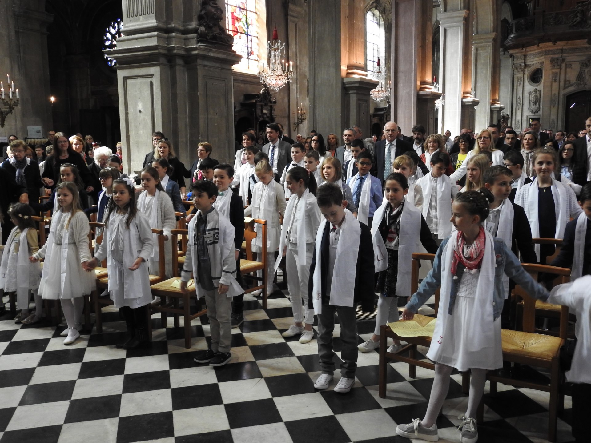 1eres communions 2018 cathedrale (169)