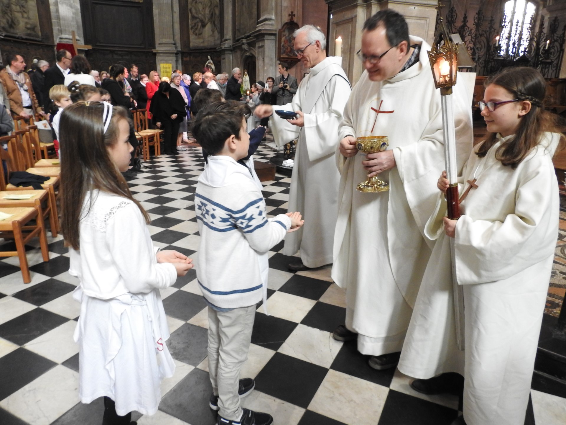 1eres communions 2018 cathedrale (172)