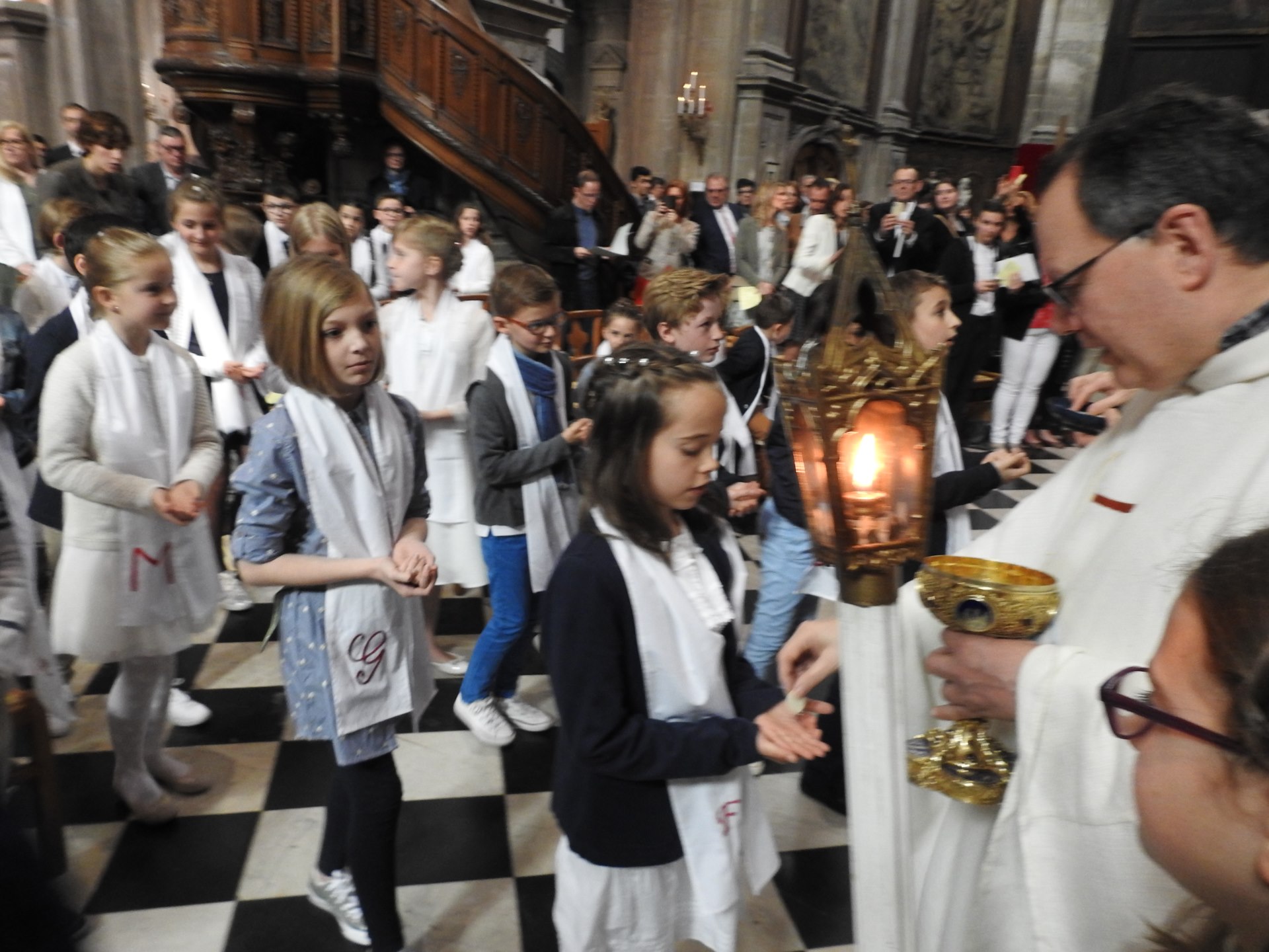 1eres communions 2018 cathedrale (180)