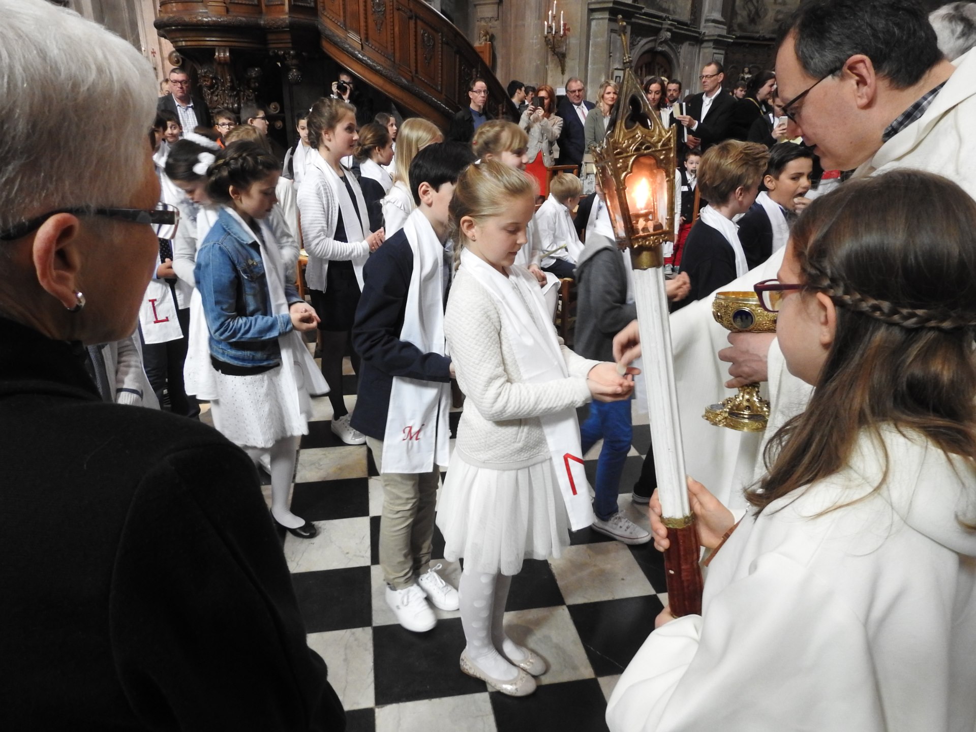 1eres communions 2018 cathedrale (182)