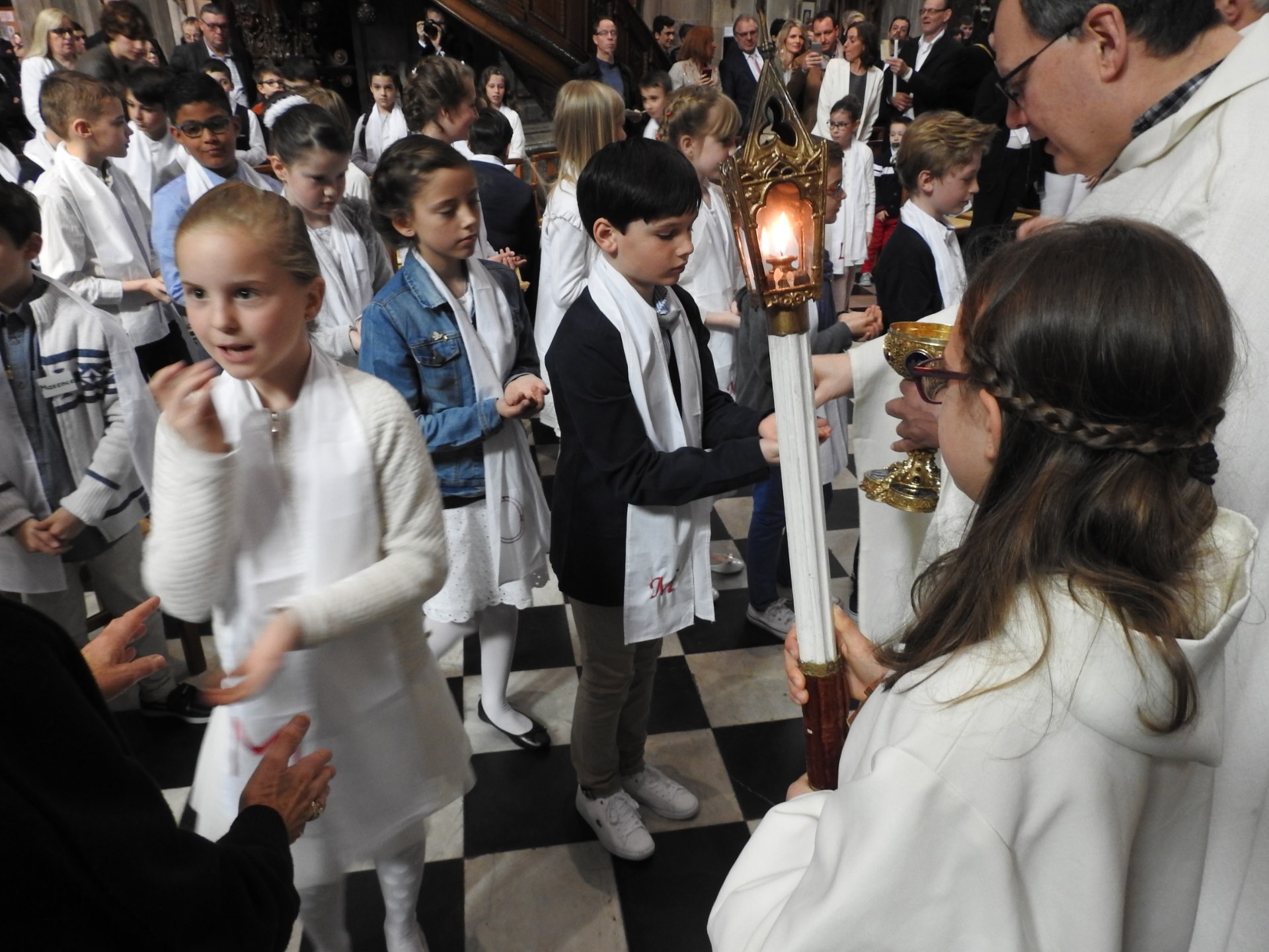 1eres communions 2018 cathedrale (183)