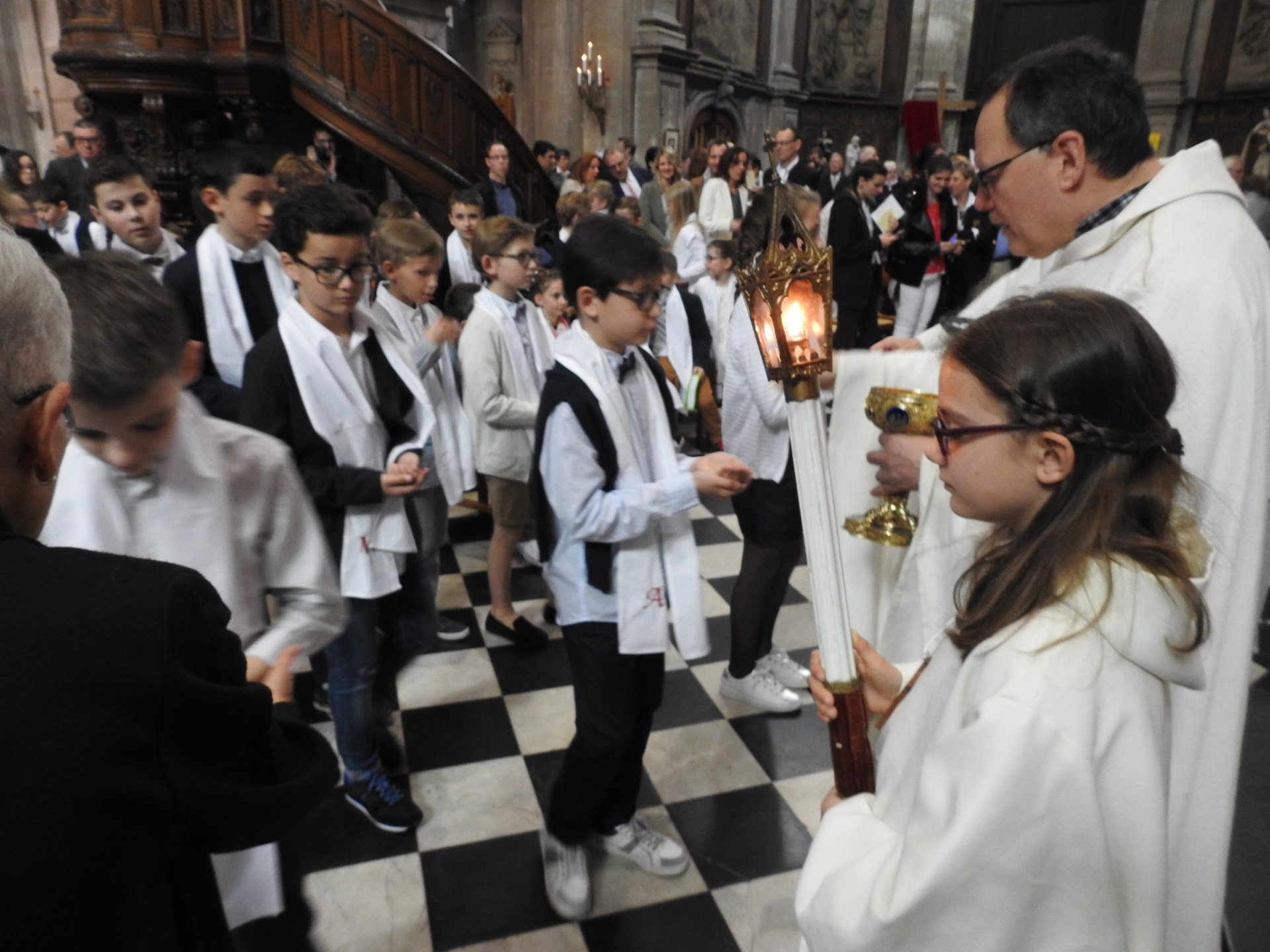 1eres communions 2018 cathedrale (188)