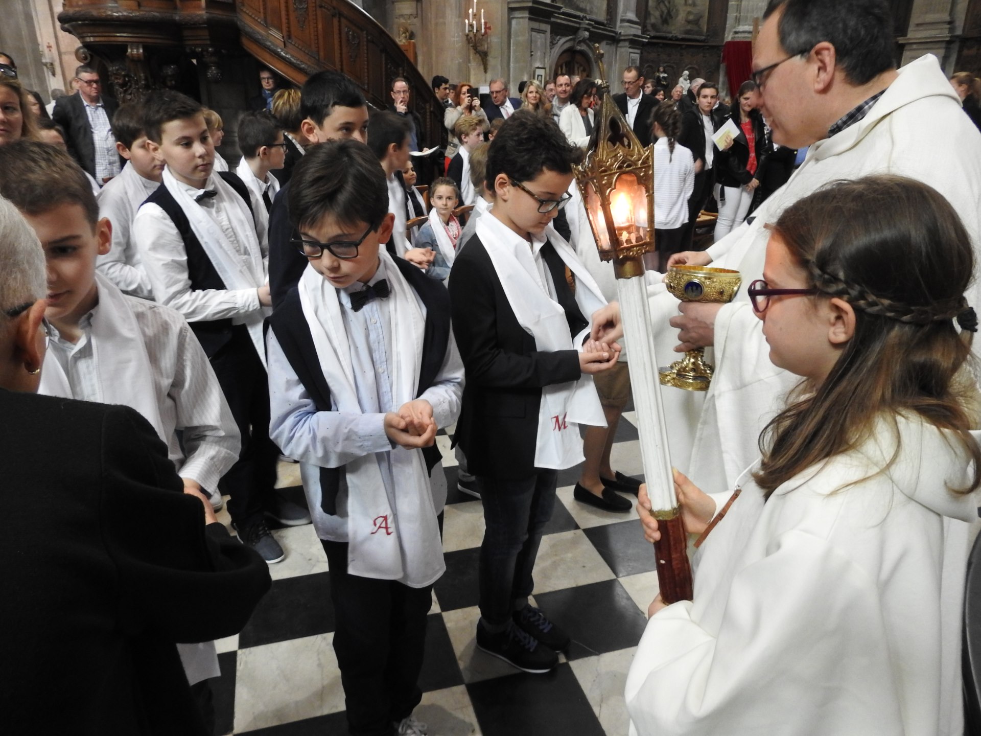 1eres communions 2018 cathedrale (189)