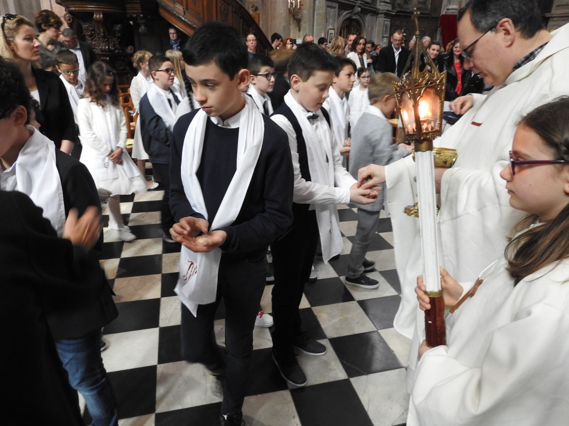 1eres communions 2018 cathedrale (191)