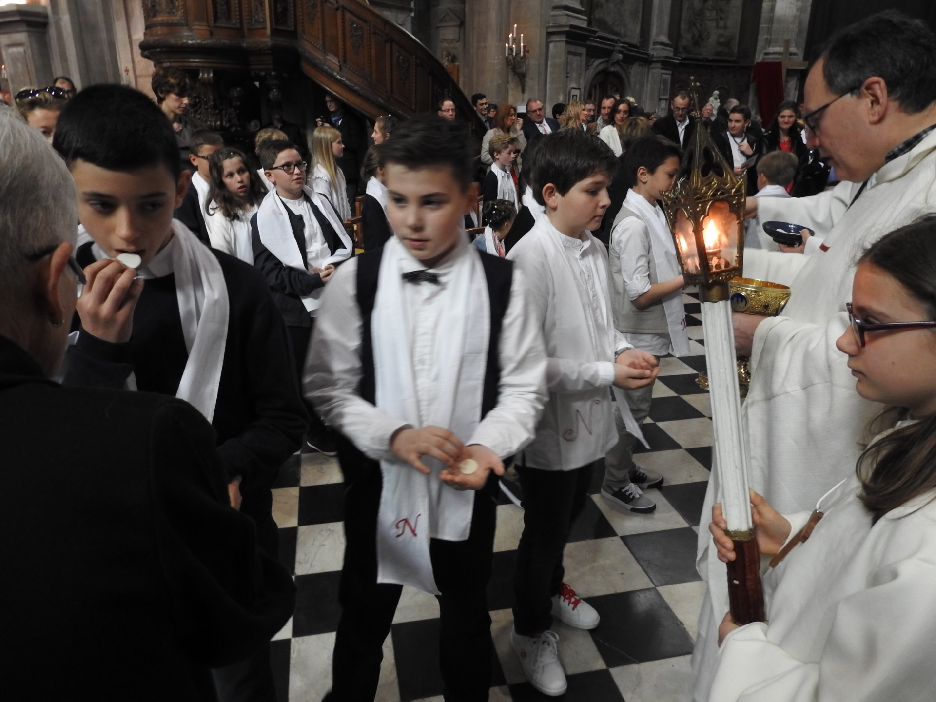 1eres communions 2018 cathedrale (192)