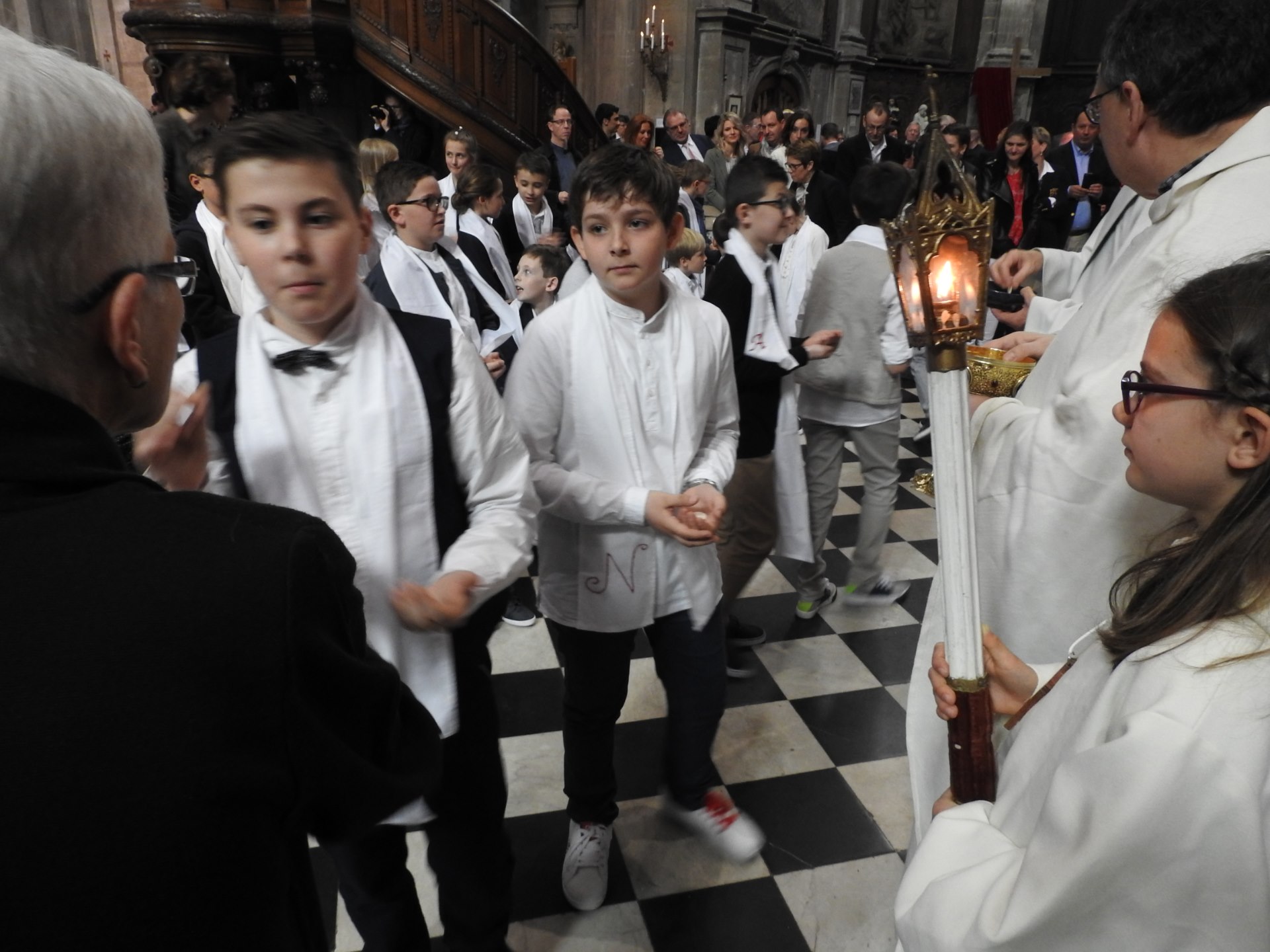 1eres communions 2018 cathedrale (193)