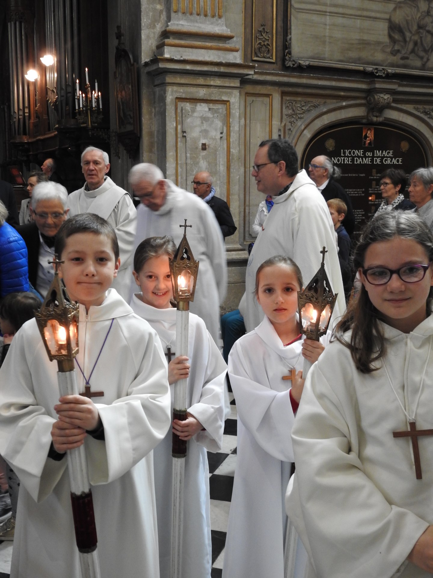 1eres communions 2018 cathedrale (49)