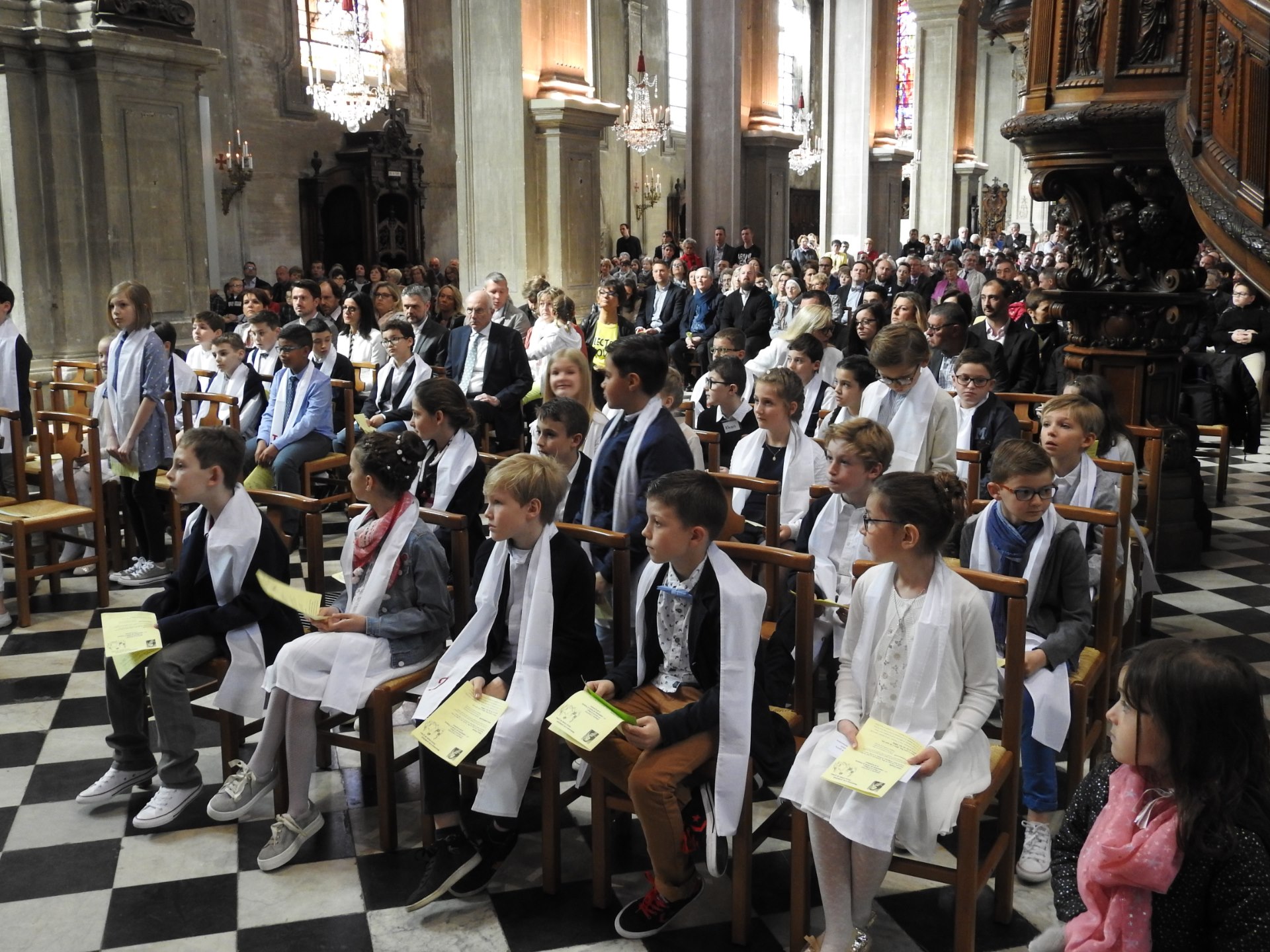 1eres communions 2018 cathedrale (99)