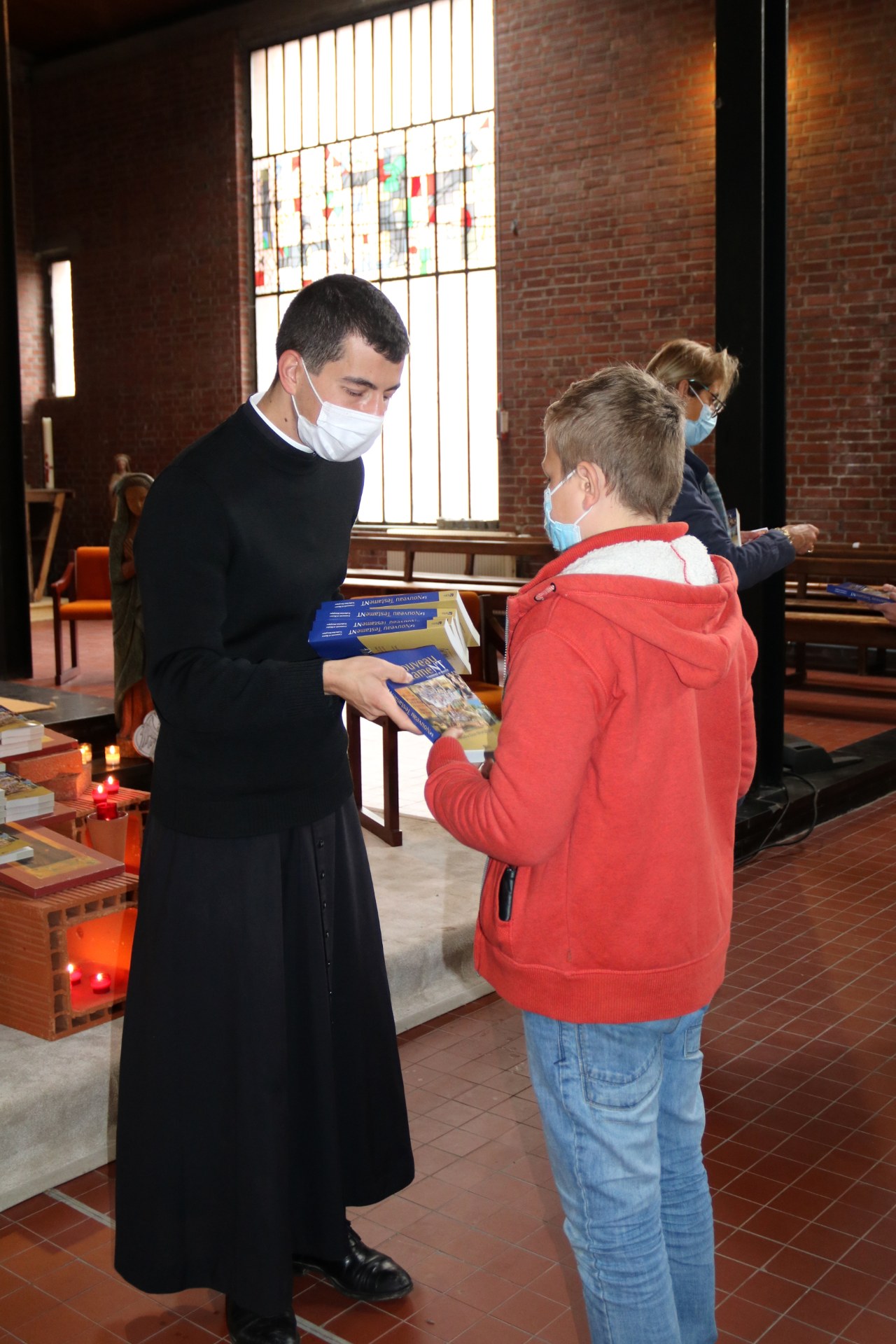 2010_Remise du Nouveau Testament (St-Jean) 52